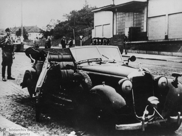 Der bei dem Attentat auf Reinhard Heydrich schwer beschädigte Mercedes (27. Mai 1942)